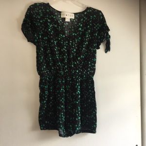 Beautiful Hiatus romper with sleeve deatail